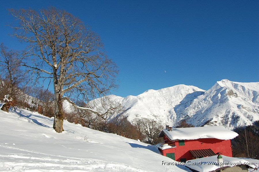 12 In discesa con la Luna alta sul Grem e sul Rif. Saba.jpg